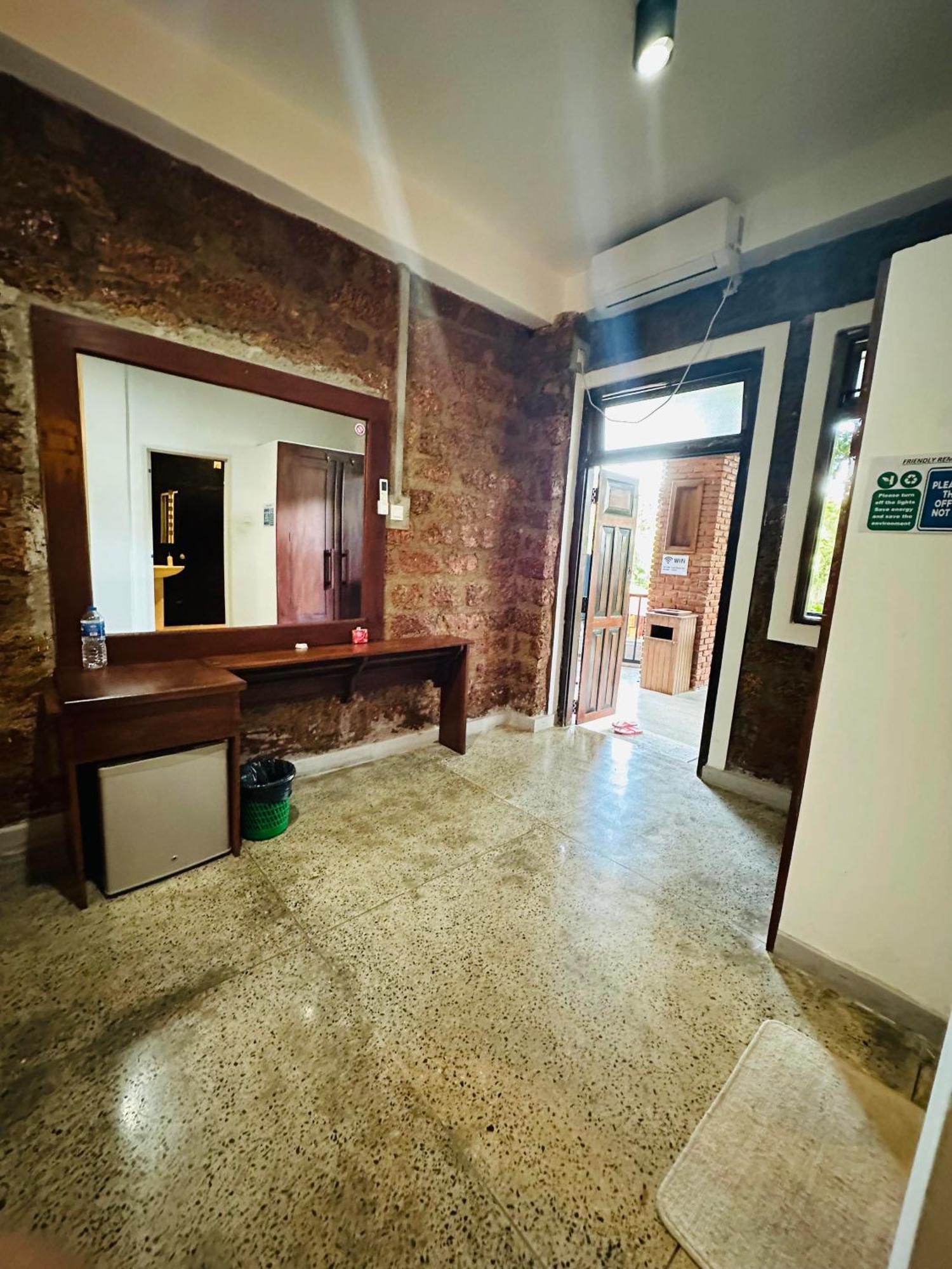 Lanka Bangla Inn Villas Restaurant & Travels Katunayake Exterior photo
