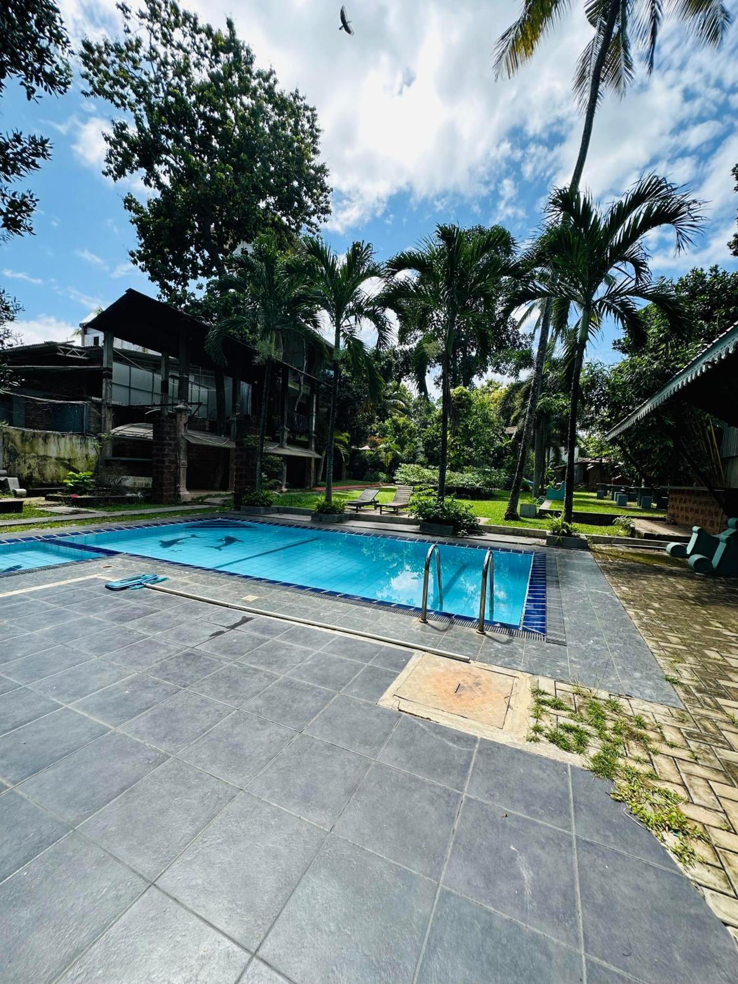 Lanka Bangla Inn Villas Restaurant & Travels Katunayake Exterior photo