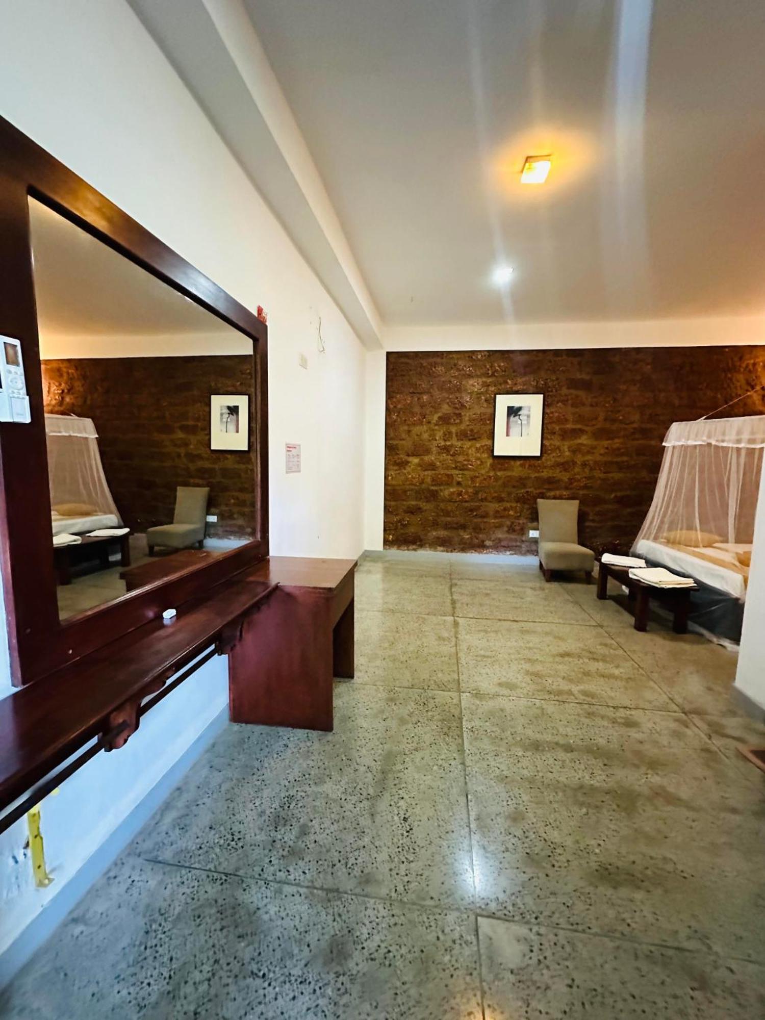 Lanka Bangla Inn Villas Restaurant & Travels Katunayake Exterior photo