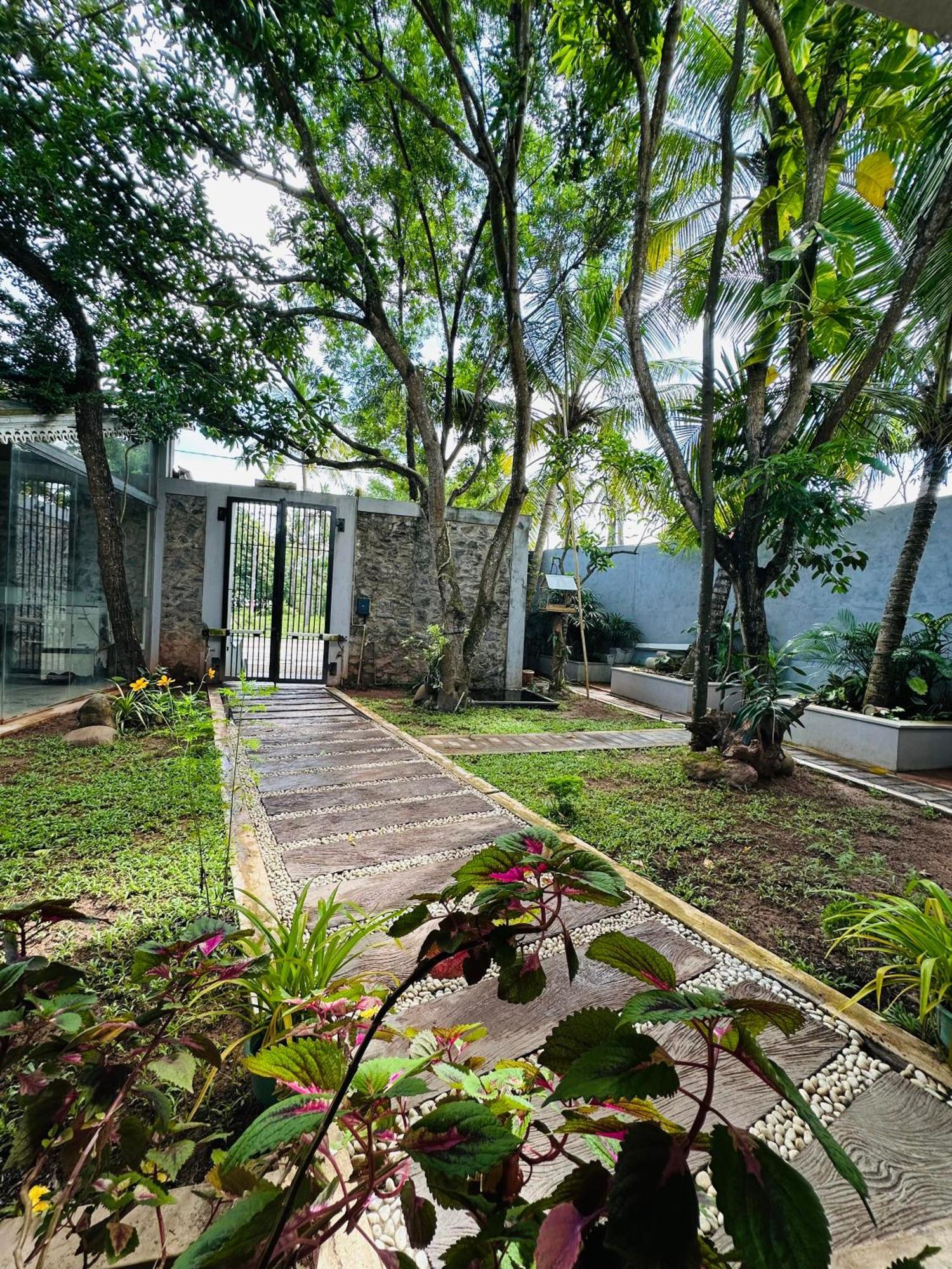 Lanka Bangla Inn Villas Restaurant & Travels Katunayake Exterior photo