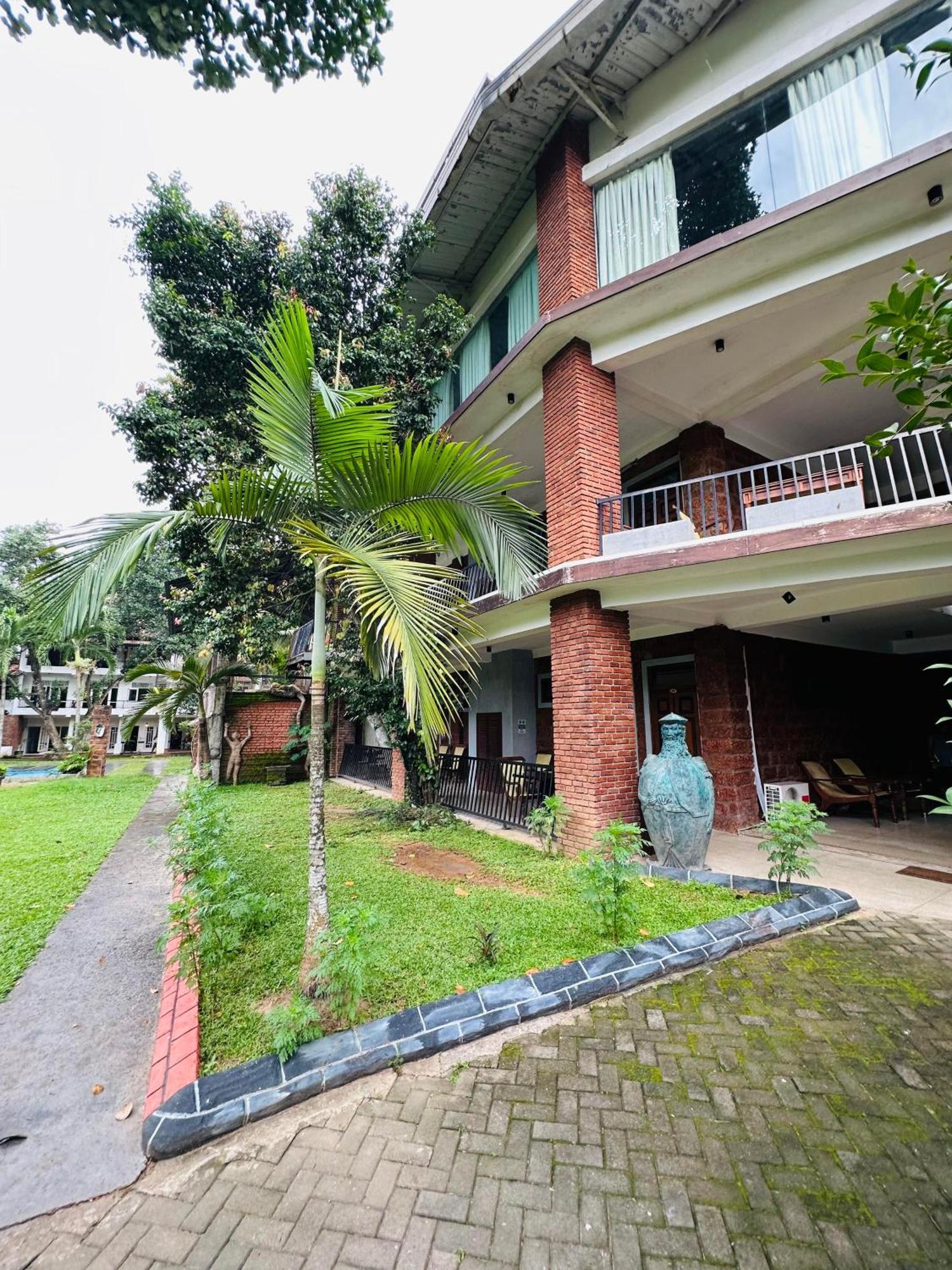Lanka Bangla Inn Villas Restaurant & Travels Katunayake Exterior photo