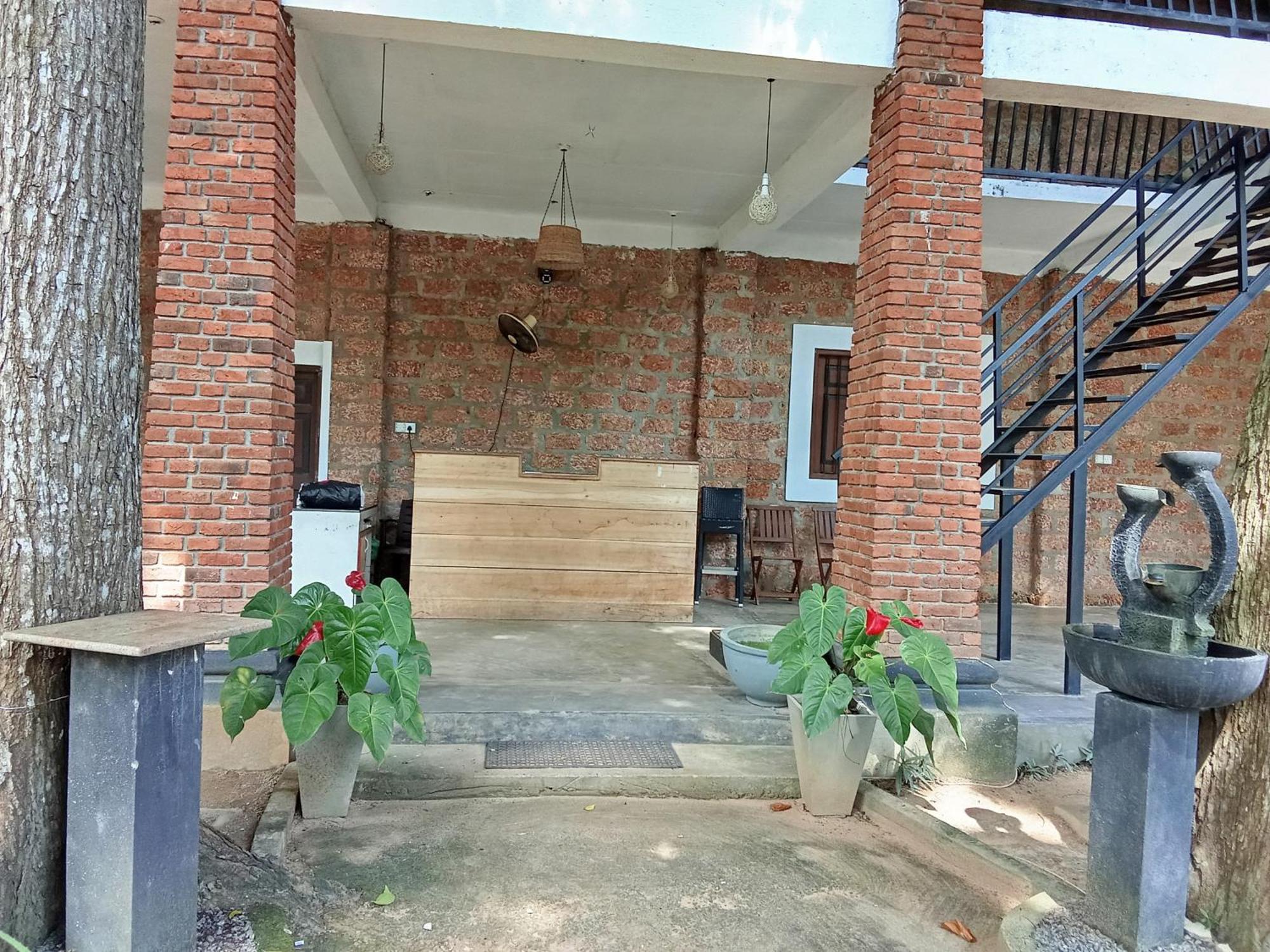 Lanka Bangla Inn Villas Restaurant & Travels Katunayake Exterior photo