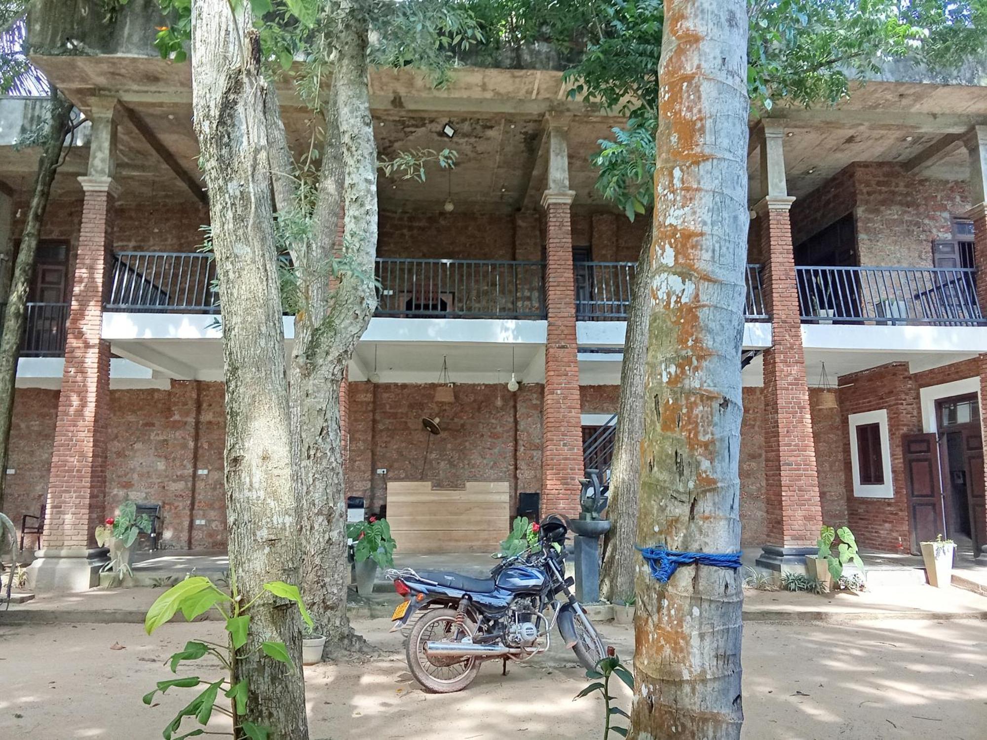 Lanka Bangla Inn Villas Restaurant & Travels Katunayake Exterior photo